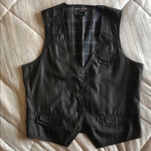 Buckle black vest